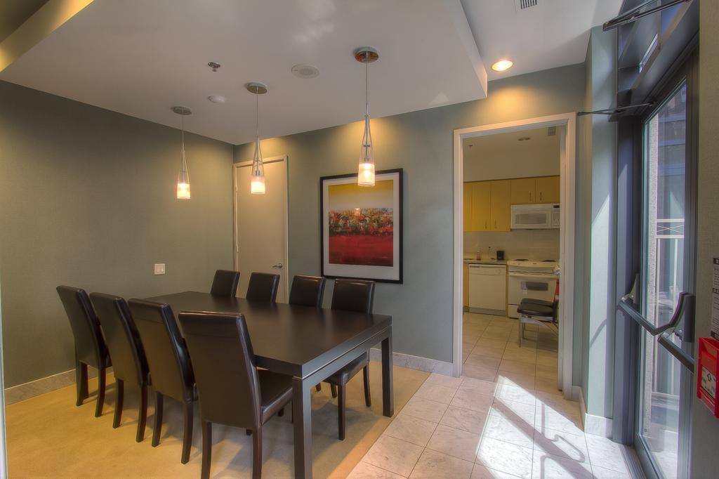 Sky Suites Yorkville Toronto Zimmer foto